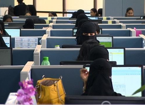 وزارة العمل السعودية توضح المهنة الممنوعة على النساء
